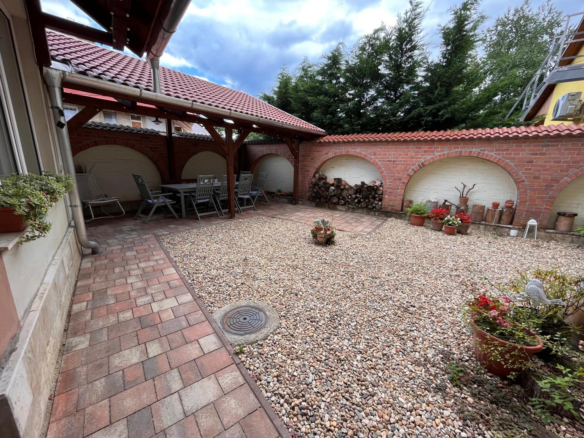 Pacsirta Apartmanház Eger Esterno foto
